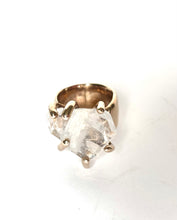 Corner Faden Quartz Ring